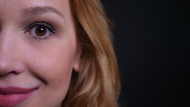 Close-up halve gezicht portret van volwassen aantrekkelijke Kaukasische redhead vrouw op zoek rechtdoor naar camera met gelukkig lachende uitdrukking — Stockvideo