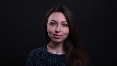 Siyah üzerine izole arka plan ile kamera mutlu bakarak gülümseyen yetişkin güzel kafkas esmer kadın Closeup portre