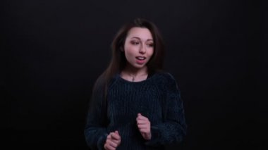 Yetişkin güzel kafkas esmer kadın dans closeup portre ve siyah izole arka plan ile kamera önünde eğlenmek