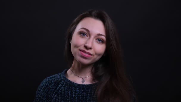 Closeup portrét dospělé krásné kavkazské bruneté ženy usmívající se vesele s pohledem na fotoaparát s pozadím izolovaným na černém — Stock video