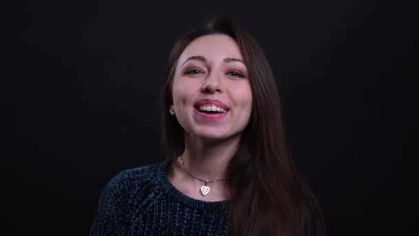 Närbild porträtt av vuxna vackra kaukasiska brunett kvinna leende och skrattar glatt tittar på kamera med bakgrund isolerade på svart — Stockvideo