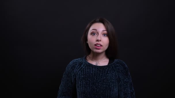 Close-up portret van volwassen vriendelijke mooie Kaukasische brunette vrouw zwaaiende Hi met haar hand kijken naar camera met achtergrond geïsoleerd op zwart — Stockvideo