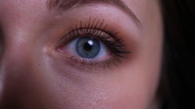 Closeup yarım yüz portre genç güzel beyaz esmer kadın göz kamera düz bakarak