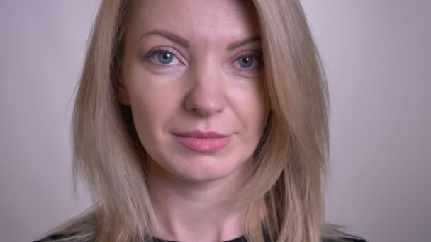 Nahaufnahme Porträt eines Erwachsenen attraktive kaukasische weibliche Gesicht Blick in die Kamera mit lächelndem Gesichtsausdruck mit Hintergrund isoliert auf weiß — Stockvideo