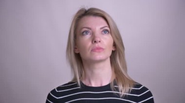 Yetişkin çekici sarışın beyaz kadın düşünceli olmak ve beyaz izole arka plan ile kamera bakarak bir fikir elde Closeup portre