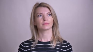 Yetişkin çekici sarışın beyaz kadın closeup portre karışık ve beyaz izole arka plan ile kamera bakarak bir fikir elde
