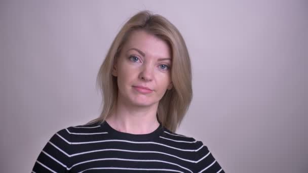 Closeup portréja felnőtt vonzó szőke kaukázusi női bólogat mondás igen nézett kamera háttérrel izolált fehér — Stock videók