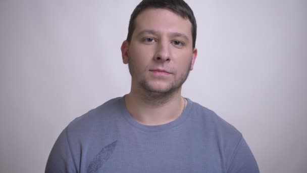 Close-up portret van volwassen aantrekkelijke Kaukasische man glimlachend graag kijken naar camera met achtergrond geïsoleerd op wit — Stockvideo