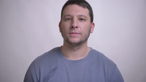 Portrét dospělého muže, který se s radostí usmívá a dívá se na kameru s pozadí izolovaným na bílém — Stock video