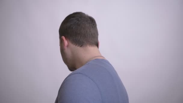Closeup portrét dospělého muže, který se obrací ke kameře a usmívá se na pozadí izolovaně na bílém — Stock video