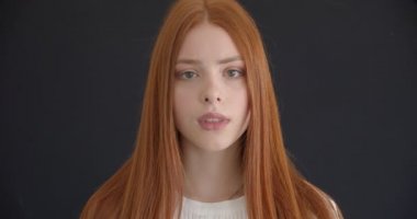 Siyah arka plan üzerinde kameraya sakince izlerken güzel zencefil modeli nin yakın çekim portre.