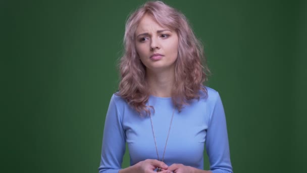 Hübsches Model mit welligen langen Haaren bedeckt ihr Gesicht in Facepalm-Geste, die auf grünem Chroma-Hintergrund nervt. — Stockvideo