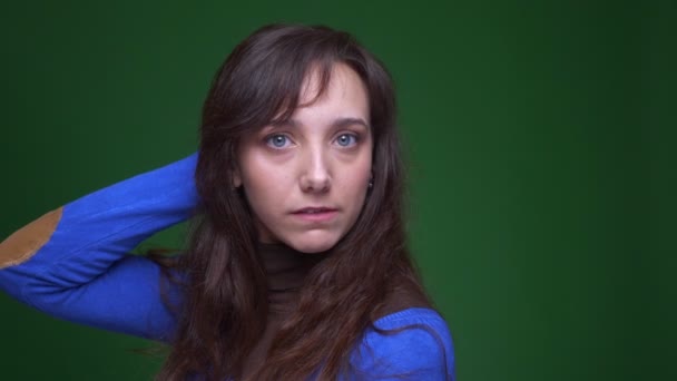 Joven modelo femenina morena posando a la moda en la cámara cambiando las posiciones rápidamente sobre fondo verde . — Vídeos de Stock