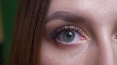 Genç iş kadınının yakın çekim yarım yüz portresi sakince kameraya rahatlık la kaplı.