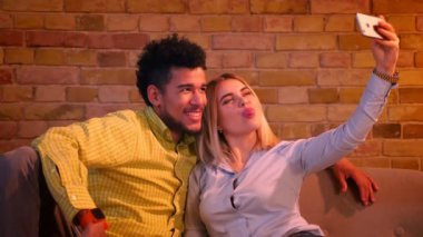Afrikalı adam ve kafkas kız maklng selfie-fotoğraf telefonda eğlenceli ve güzel birlikte evde olmak çift.