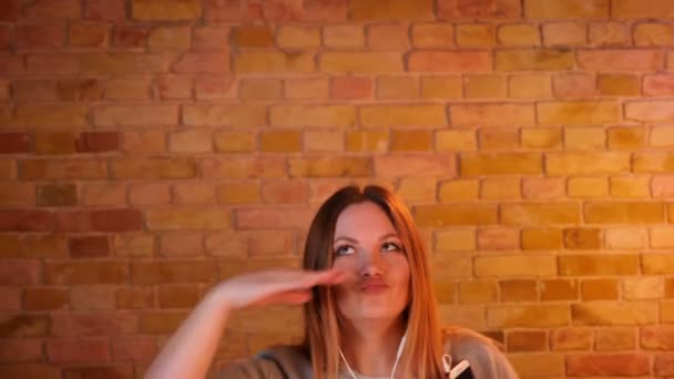 Kilolu kız öğrenci rahat ev atmosferinde garip dans kulaklıkmüzik dinler. — Stok video
