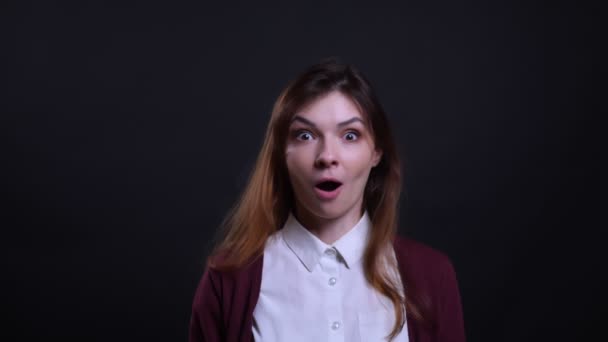 Portrait de jeune femme d'affaires brune s'amuse et montre le bonheur à la caméra sur fond noir . — Video