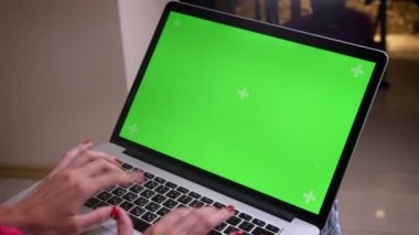 Ev atmosferinde büyük konsantrasyon ile dizüstü bilgisayarda manikür yazarak kadın ellerin yakın çekim arka çekim.