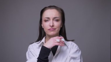 Gri üzerine izole arka plan ile kamera bakarak evet diyerek yetişkin çekici kafkas kadın sallayarak Closeup portre