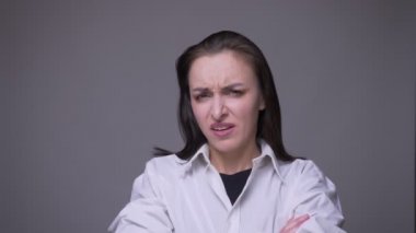 Gri üzerine izole edilmiş arka planlı kameraya bakmak yok diyerek başını sallayan yetişkin çekici beyaz beyaz kadın Closeup portre