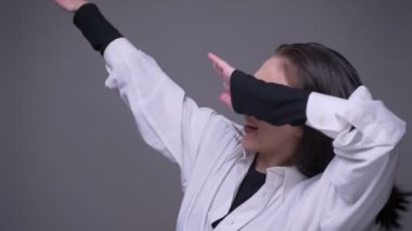 Gri üzerine izole arka plan ile kamera önünde güvenle mutlu dabbing yetişkin çekici kafkas kadın Closeup portre