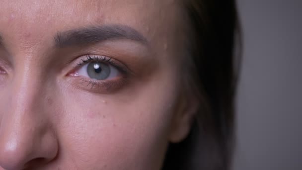 Close-up halve gezicht shoot van volwassen aantrekkelijke Kaukasische vrouw met ogen kijken rechtdoor naar camera met glimlachend gelukkig uitdrukking — Stockvideo
