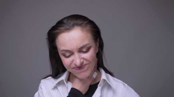 Close-up portret van volwassen aantrekkelijke blanke vrouw met een zieke keel en ziek kijken naar camera met achtergrond geïsoleerd op grijs — Stockvideo