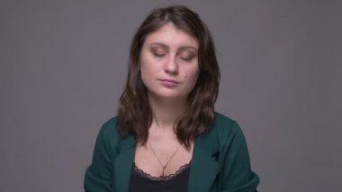 Yetişkin çekici esmer kadın sallayarak Closeup ateş evet gri izole arka plan ile kamera bakarak