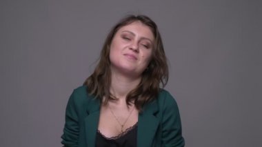 Gri izole arka plan ile kamera bakarak güven ile dabbing yetişkin çekici esmer kadın Closeup ateş