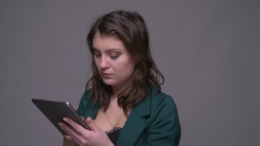 Gri izole arka plan ile tablet kullanarak yetişkin çekici esmer kadın Closeup ateş