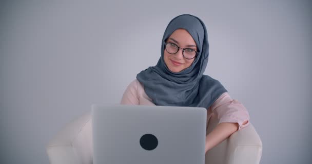 Portrait of muslim business woman in hijab fixes eyeglass watch into camera with happy smile . — Stok Video