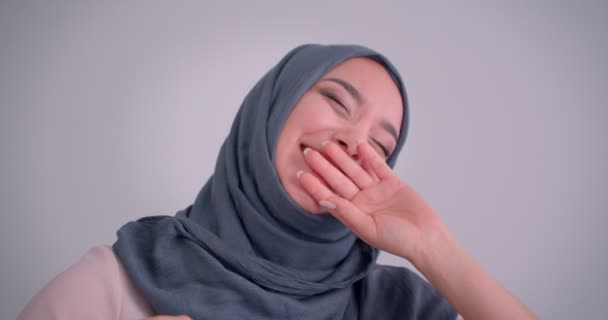 Close-up portrait of happy muslim businesswoman in hijab holds her eyeglasses and laughing being extremely joyful. — Stock Video