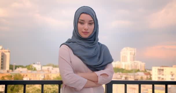 Portrait of Muslim student in hijab watching into camera standing at the balcony with great city view . — Stok Video