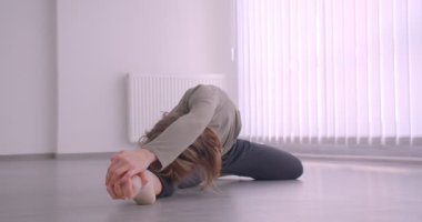 Sevimli kafkas balerin yakın çekim ışık stüdyosunda konsantre olmak ısınma yok.