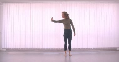 İhale kafkas balerin dans ve panjur arka plan üzerinde ışık stüdyosunda prova.