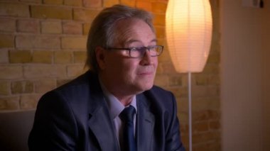 Kostümlü yaşlı adam televizyonda favori takımı destekleyen futbol saatler evde kaybından sonra üzgün olur.