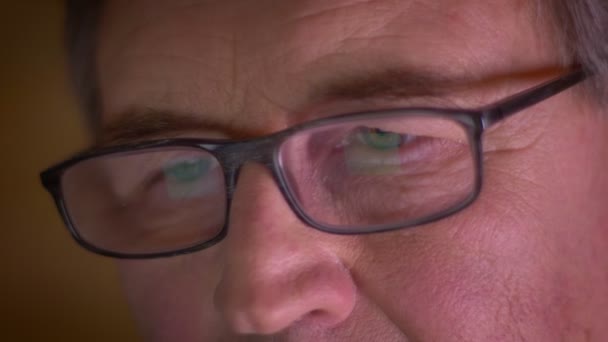 Close-up tiro de empresário sênior em óculos assistindo seriamente estar atento e concentrado . — Vídeo de Stock