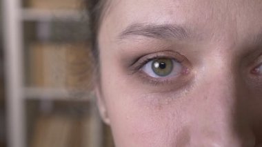 Gözleri kameraya bakan yetişkin çekici beyaz kadın Closeup yarım yüz çekimi