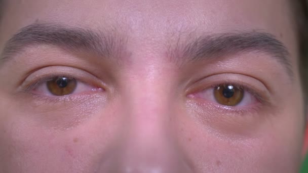 Close-up tiro de jovem atraente caucasiano masculino com olhos olhando para a câmera — Vídeo de Stock