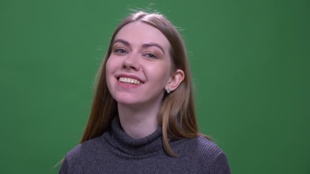 Молода блондинка модель посміхається весело в камеру ізольовано на зеленому хромосовому фоні . — стокове відео