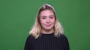Yeşil izole arka plan ile kamera mutlu bakarak gülümseyen genç güzel sarışın kafkas kadın Closeup portre