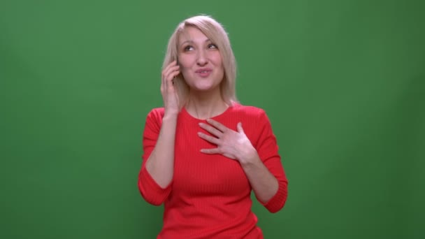 Blondine mittleren Alters, kurzhaarige Geschäftsfrau spricht auf Smartphone gerne isoliert auf grünem Chromakey-Hintergrund. — Stockvideo