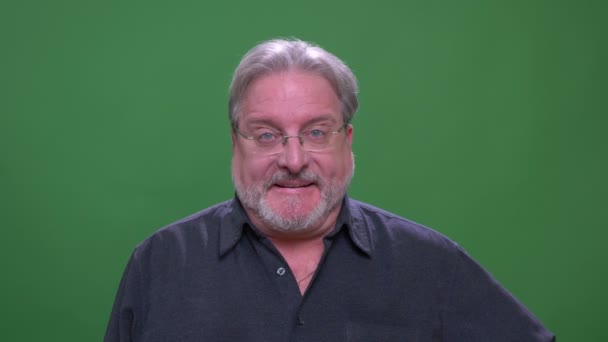 Senior gris hombre de negocios de pelo en gafas gira la cabeza negativamente para negar aislado en fondo cromakey verde . — Vídeo de stock