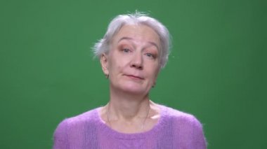 Gri saçlı büyükanne yeşil kromatkey arka plan izole katılmıyorum olumsuz baş döner.