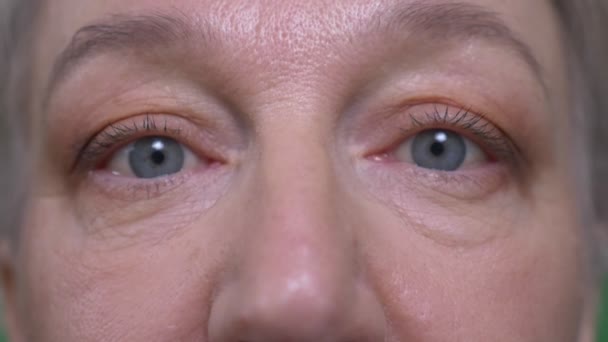 카메라에 조용하고 열심히 시계 수석 여성의 클로즈업 눈 초상화. — 비디오