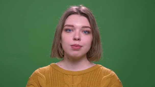 녹색에 고립 된 배경으로 카메라를 보고 행복하게 웃고있는 젊은 매력적인 짧은 머리 여성의 클로즈업 촬영 — 비디오