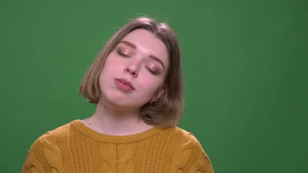 Närbild shoot av unga attraktiva korthårig kvinnlig Dans med glädje tittar på kamera med bakgrund isolerad på grön — Stockvideo