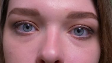 Yeşil izole arka plan ile kamera bakarak genç çekici kısa saçlı kadın yüz Closeup ateş