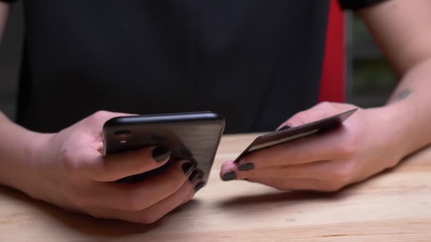 Primer plano de la mano femenina compras en línea en el teléfono con en la oficina en el interior — Vídeo de stock