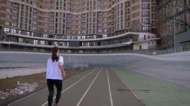 Kentsel şehirde stadyumda açık havada koşu genç çekici uygun kafkas kadın closeup geri görünümü portresi